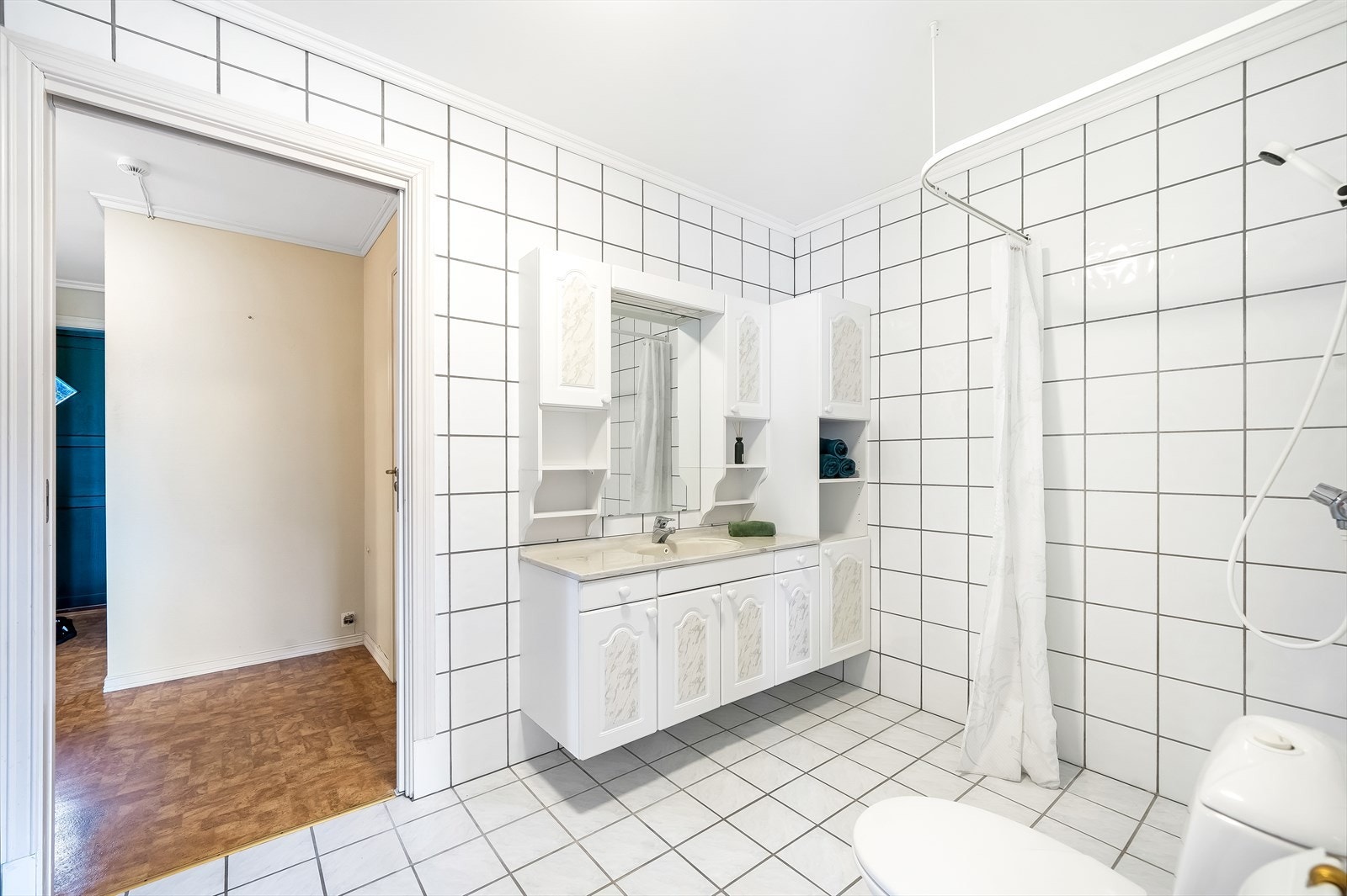 Inn til badet er det skyvedørsløsning fra gang. Direkte adkomst fra hovedsoverommet. Galleribilde