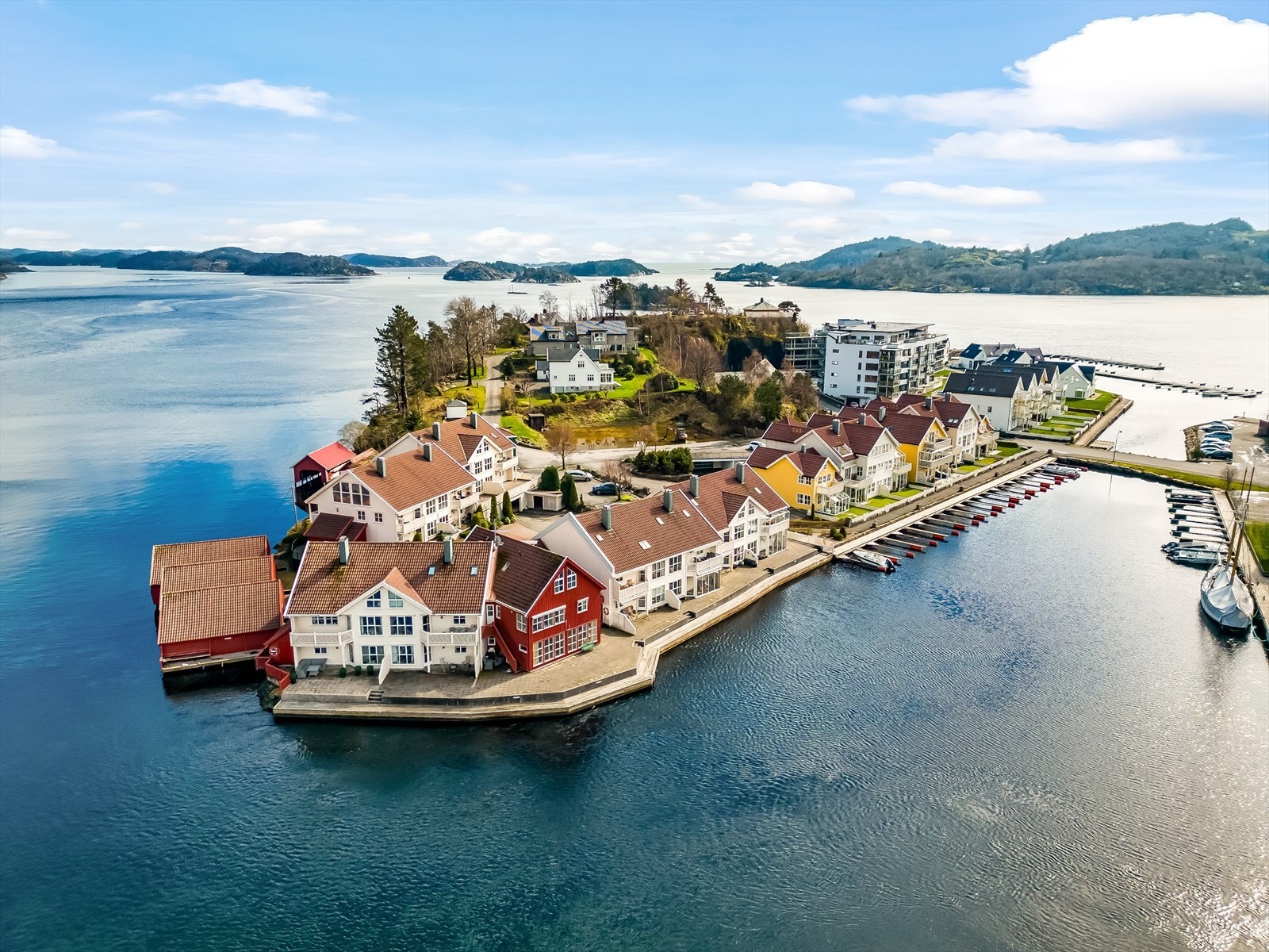 Komplekset ligger i ytre del av Engøy med sjøen rundt seg. Galleribilde