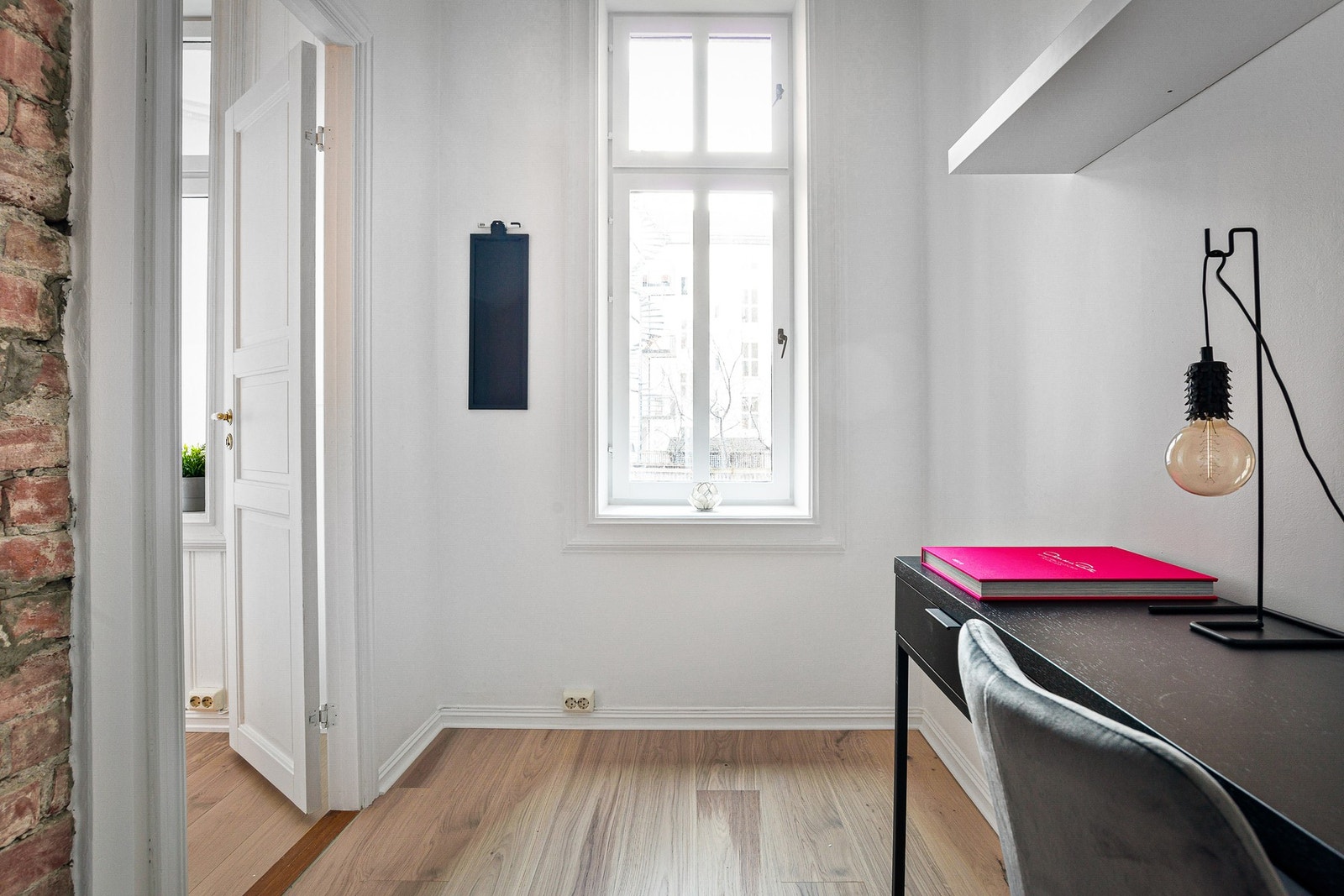 Rommet passer utmerket som gjesteværelse, garderoberom eller kontor etter behov. Galleribilde