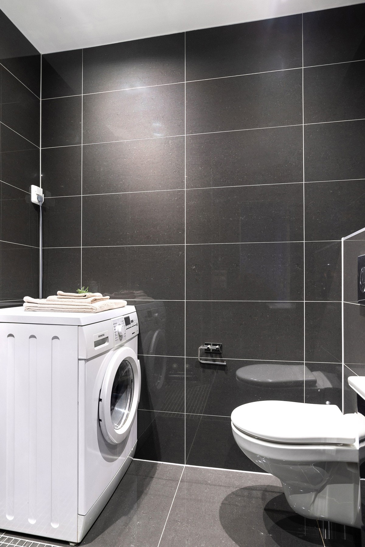 I tillegg har badet opplegg for vaskemaskin/tørketrommel. Galleribilde