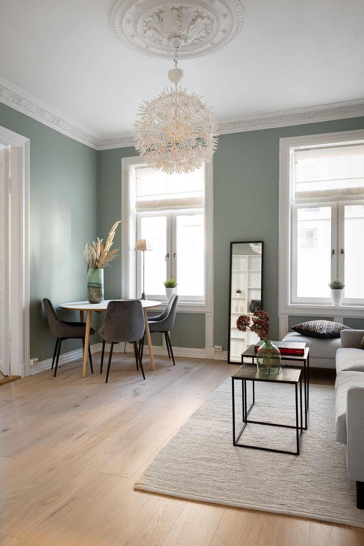 Det er klassiske detaljer som stukkatur og rosetter i himling. Galleribilde