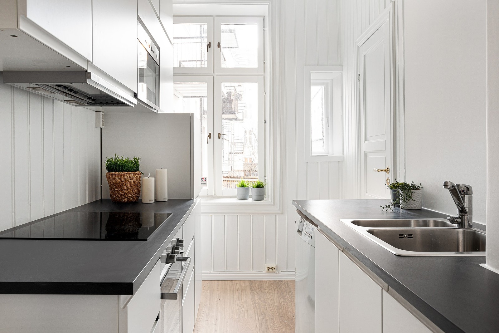 Separat kjøkken med god skap- og benkeplass! Galleribilde