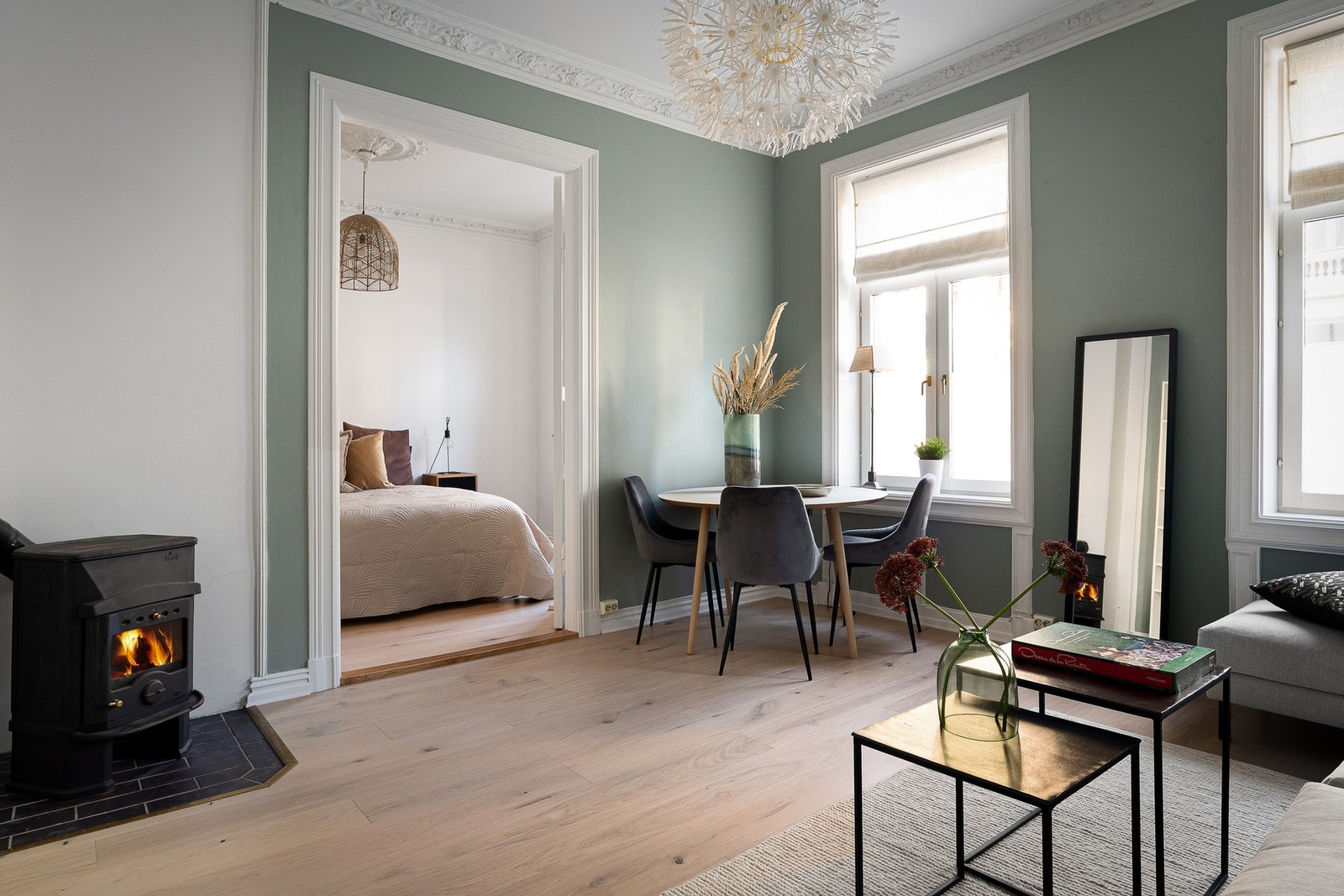 Stuen har god utforming med plass til en spiseplass, sofa og TV med tilhørende møblement. Galleribilde