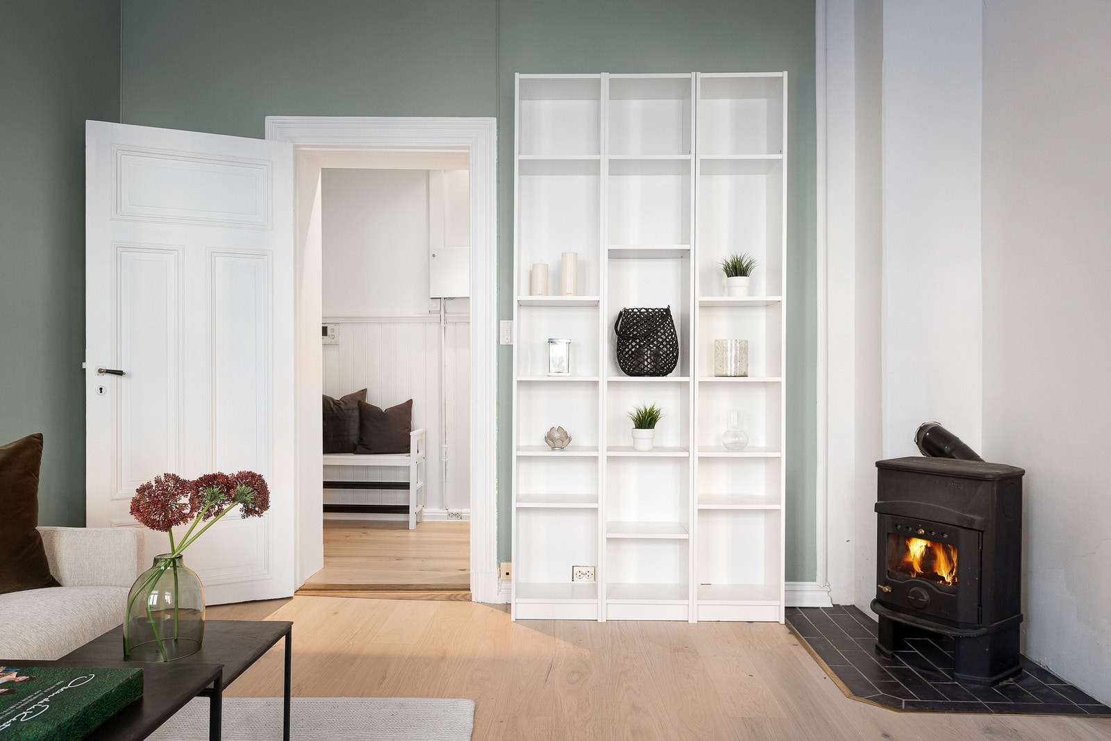 I stuen er det koselig peisovn som gir en lun atmosfære på kaldere dager. Galleribilde