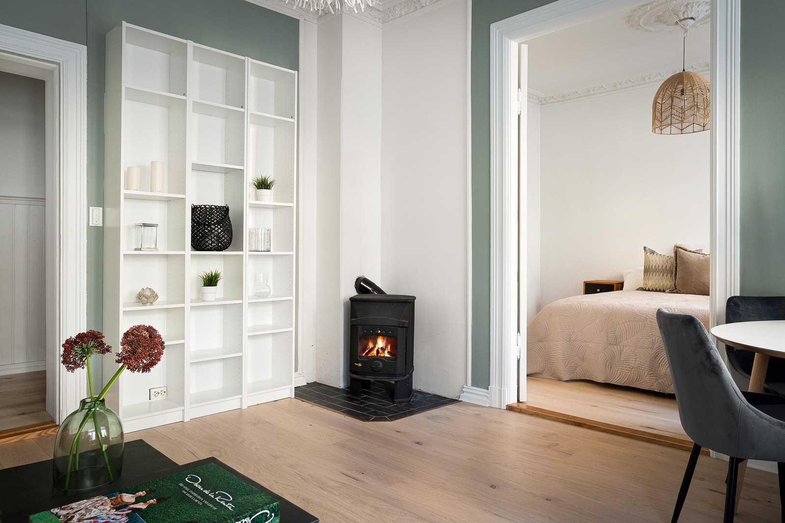 I stuen er det koselig peisovn som gir en lun atmosfære på kaldere dager. Galleribilde