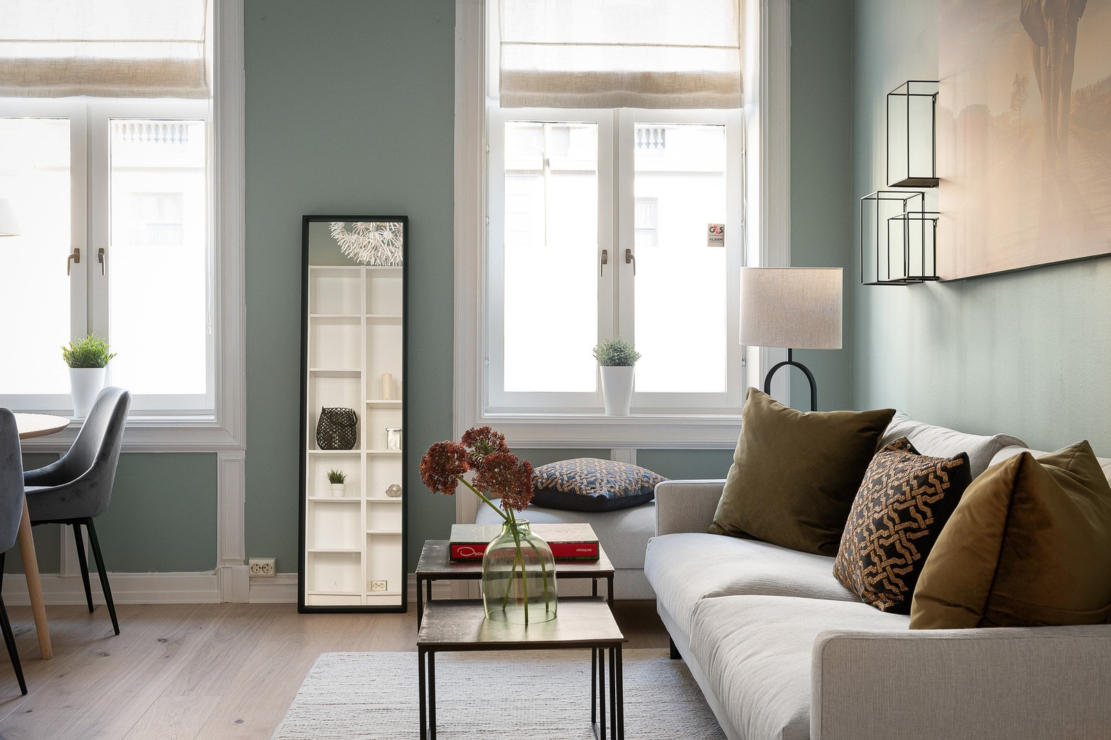 Det er store vindusflater som gir godt med naturlig lysinnslipp. Galleribilde