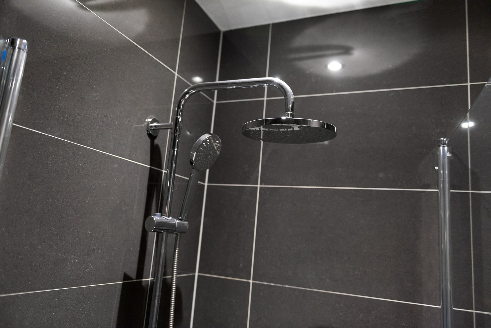 Videre har badet dusjhjørne med regn- og hånddusj. Galleribilde