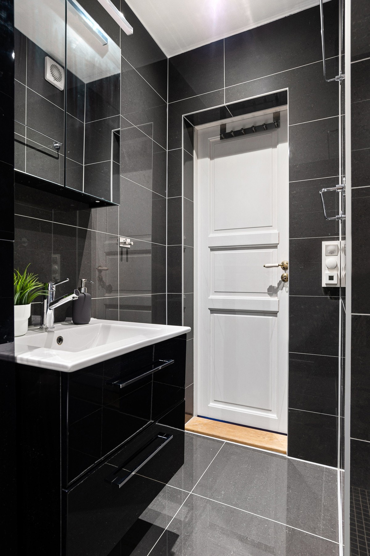 Badet har innredning med vegghengt servant- og speilskap, samt høyskap. Galleribilde