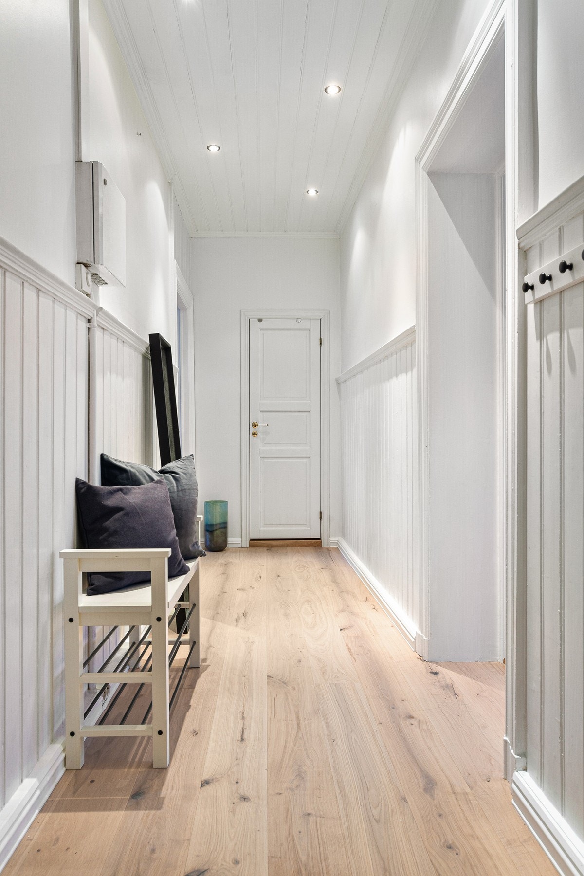 Når du kommer inn i leiligheten møtes du av en lys og fin entré. Galleribilde