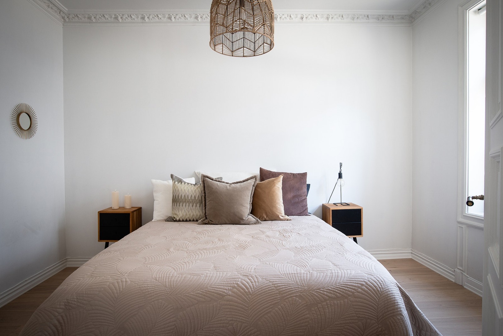 Det er god pass til dobbeltseng, nattbord og øvrig møblement. Galleribilde