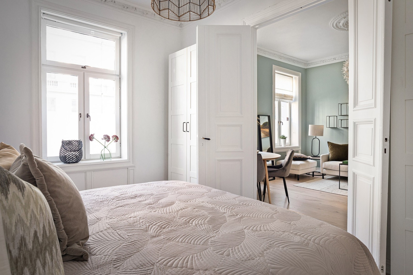 De doble fløydørene gir en meget god og åpen romfølelse mellom stuen og soverommet. Galleribilde