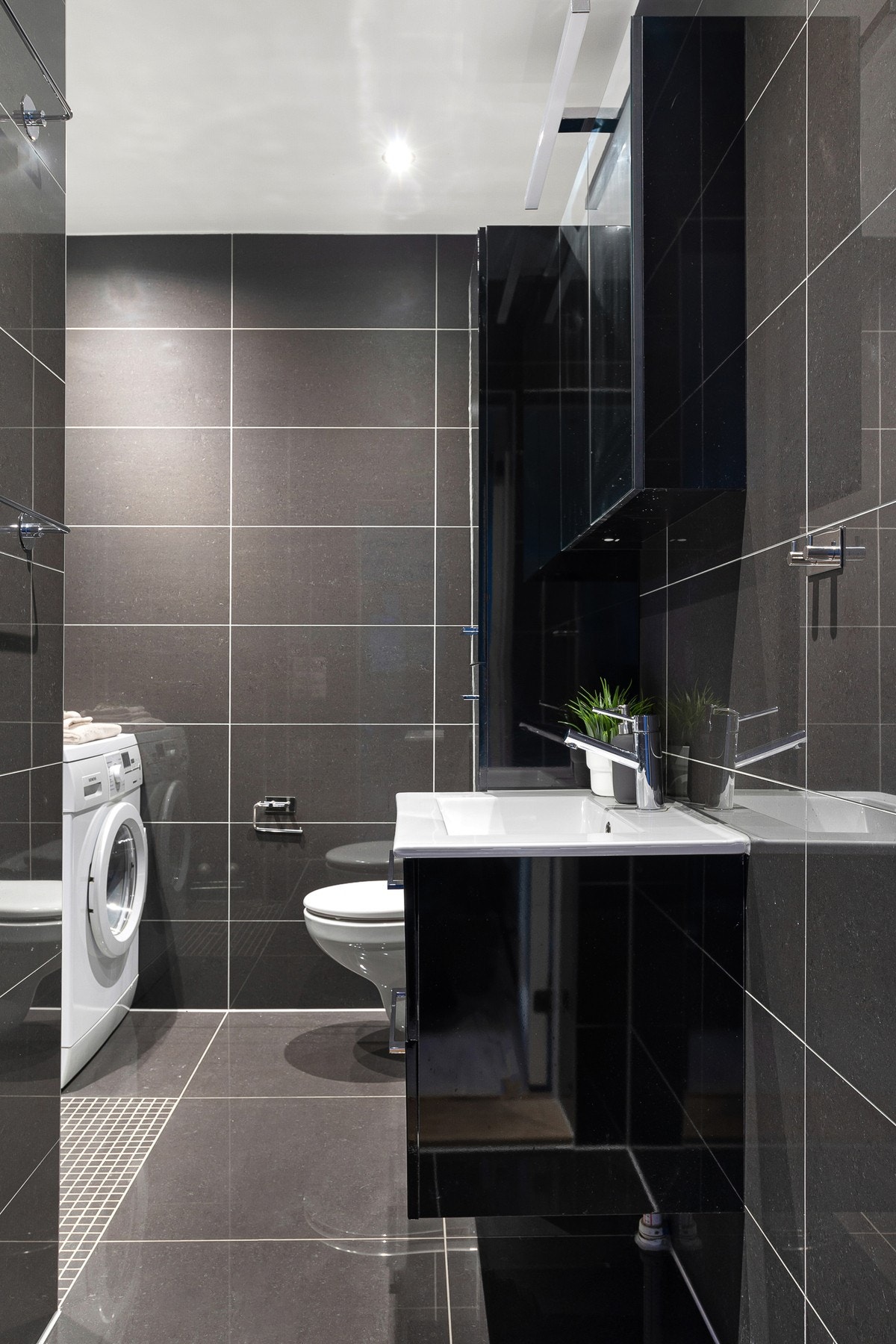 Leiligheten har et moderne bad fra 2017 med varmekabler og downlights. Galleribilde