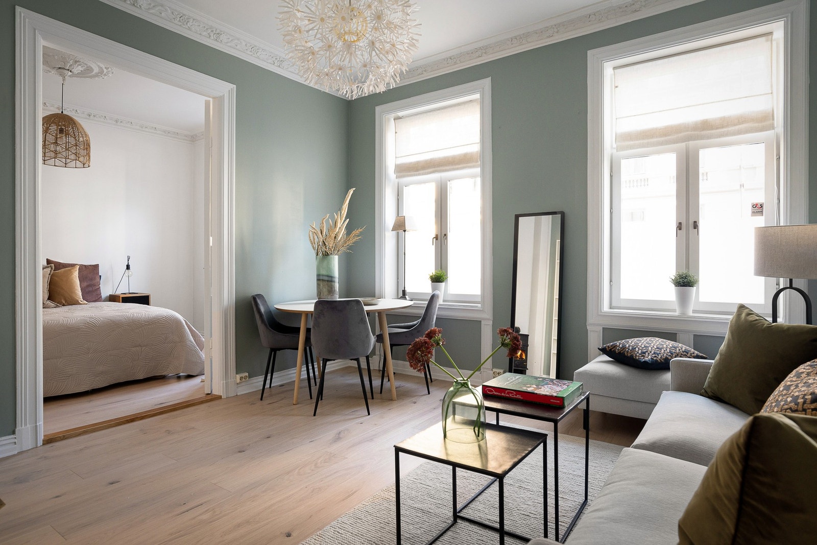 Veggene er malt i en delikat grønntone og gulvet er dekket med en-stavs eikeparkett fra 2022. Galleribilde