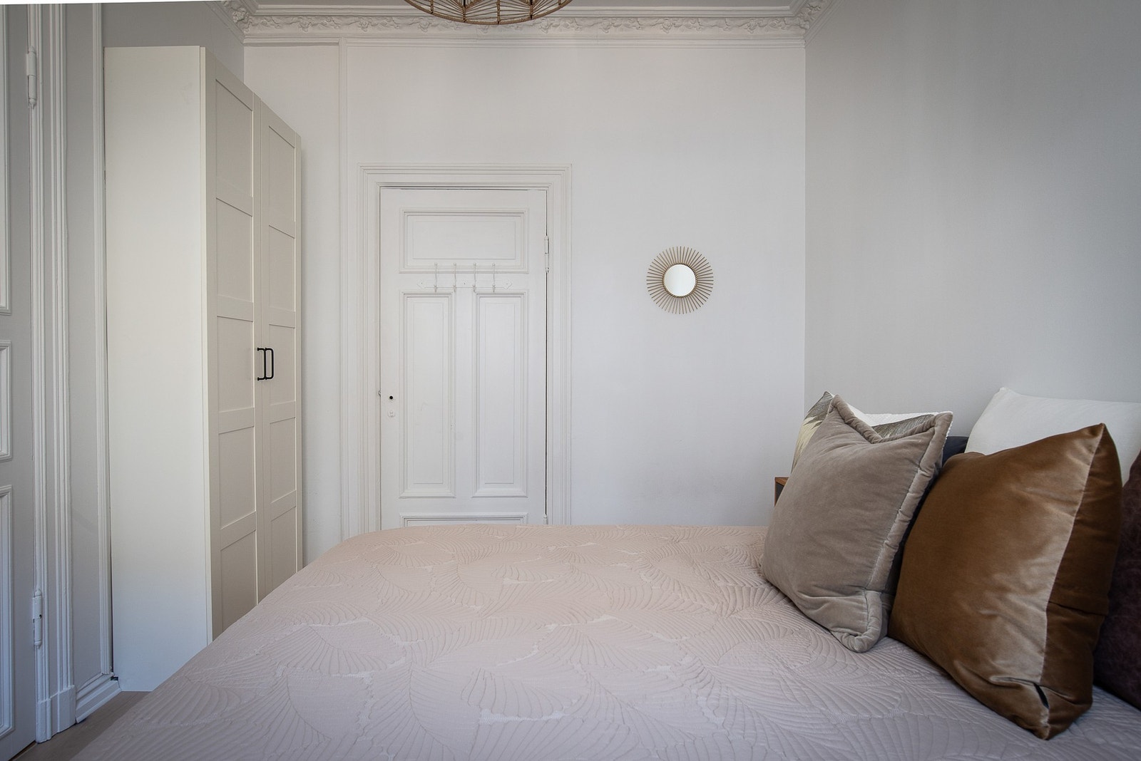 Soverommet har to garderobeskap som medfølger handelen. Galleribilde