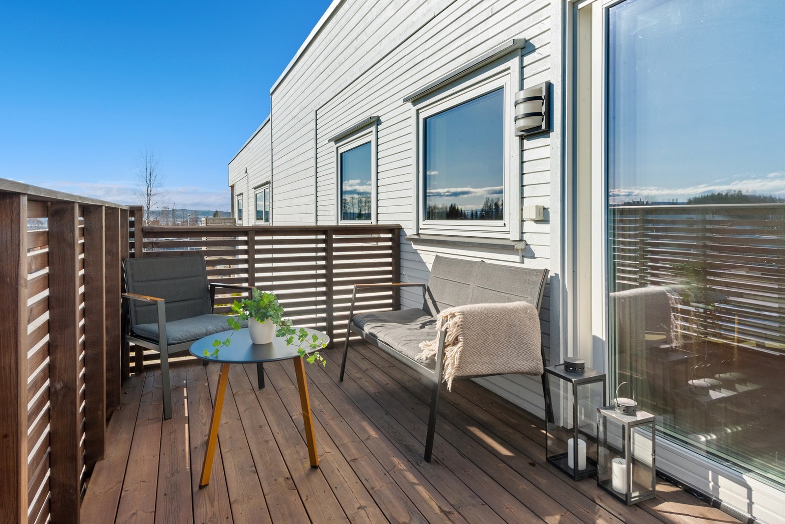 Romslig terrasse med god plass til utemøbler. Galleribilde