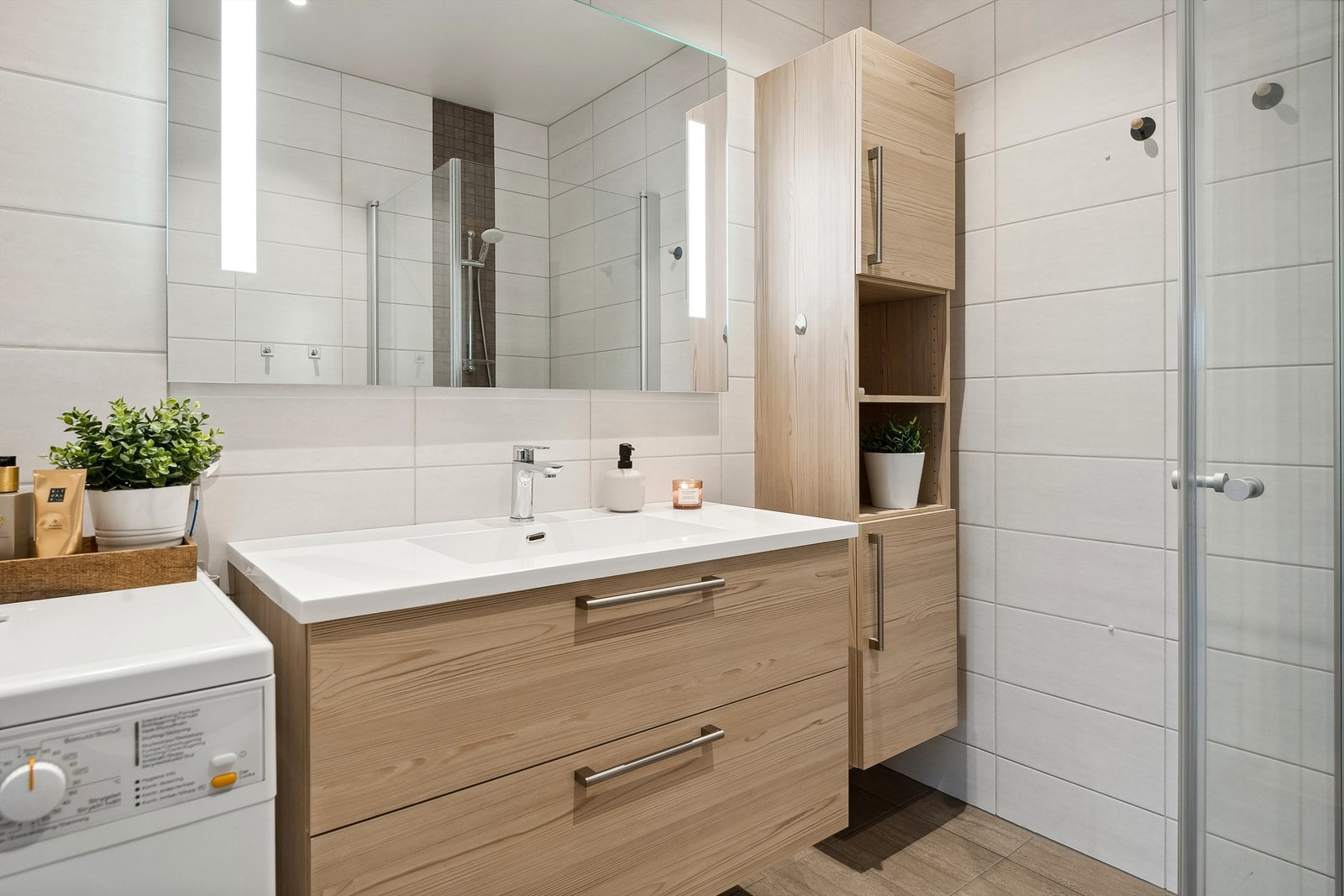 Moderne bad med stilrent design og naturlig fargepalett. Galleribilde