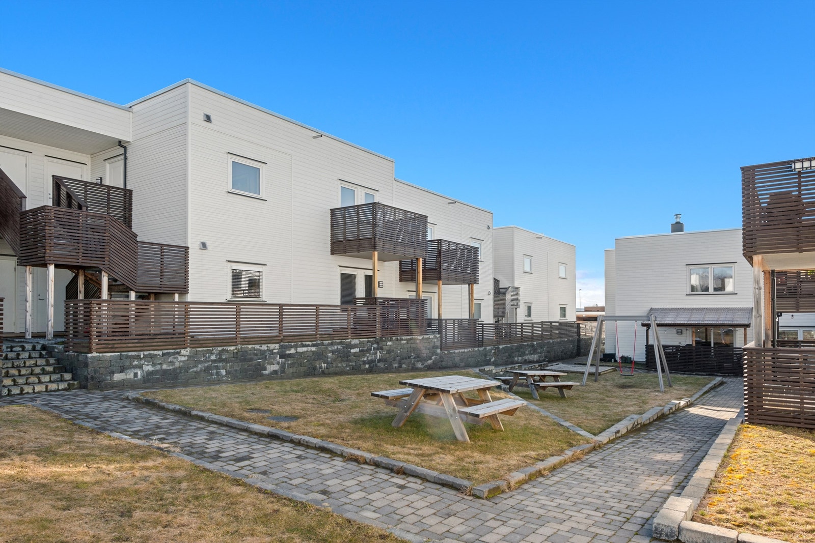 Felles hageområde og fine uteplasser. Attraktiv og barnevennlig beliggenhet. Galleribilde