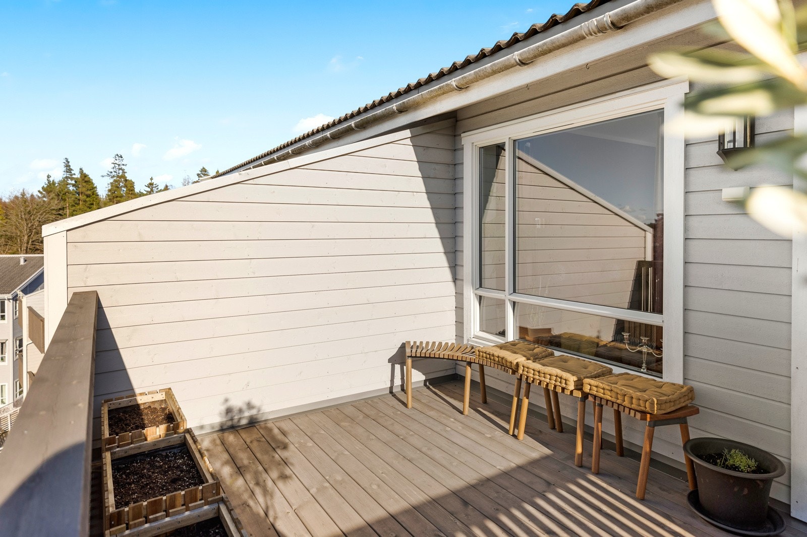 Verandaen er på hele 11 m² og den har flott utsikt mot fjorden. Galleribilde