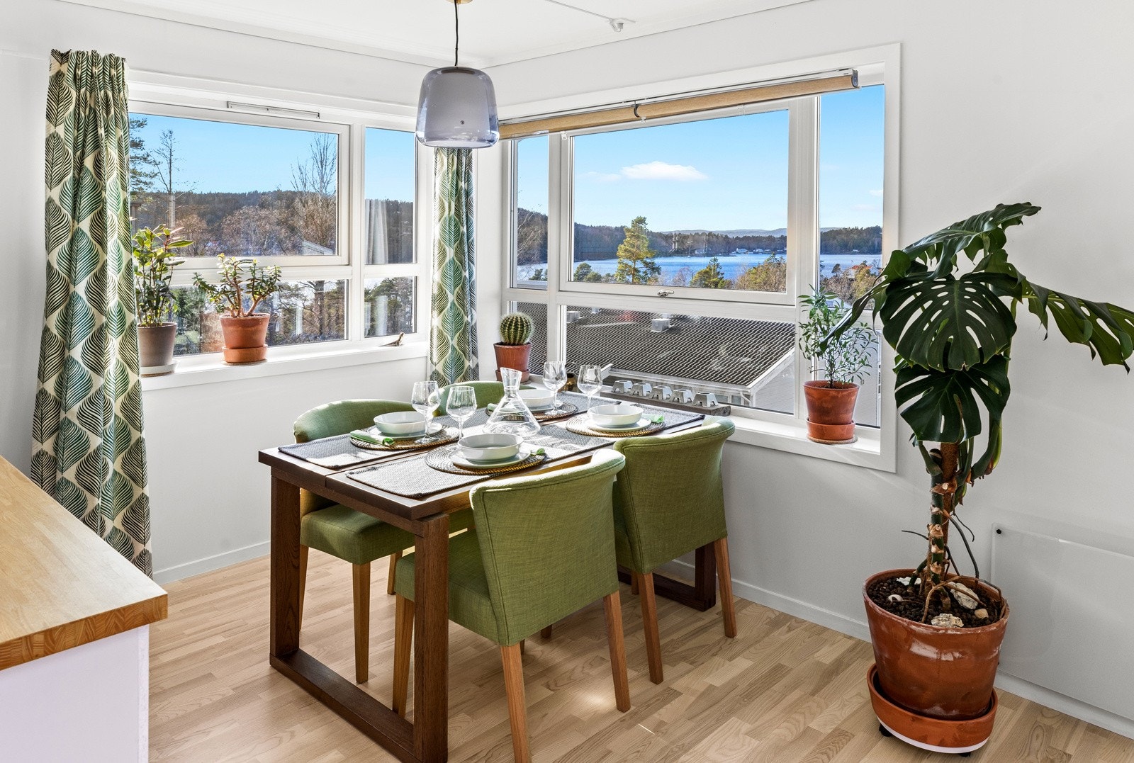 Du kan sitte i spisestuen å se ut i stuen der de to strategisk plasserte vinduer rammer inn utsikten som et bilde. Galleribilde