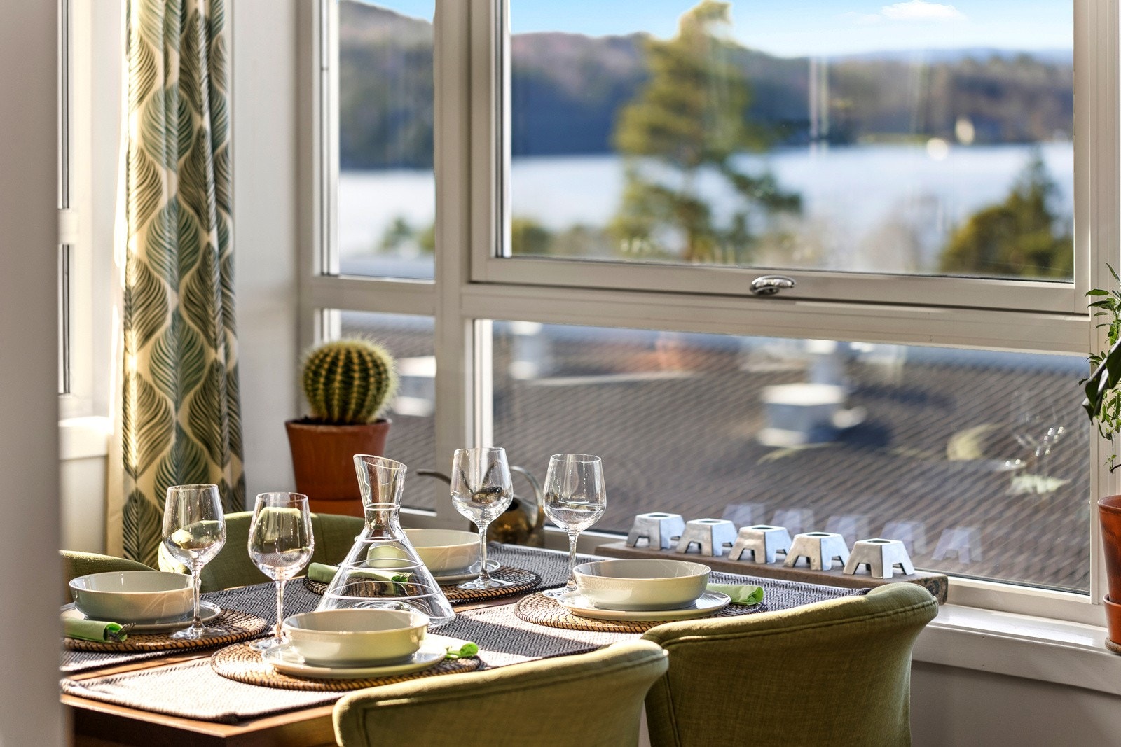 Spisestuen bader i sol. Det å spise måltider her inne og følge med været og båtene på fjorden er en opplevelse. Galleribilde