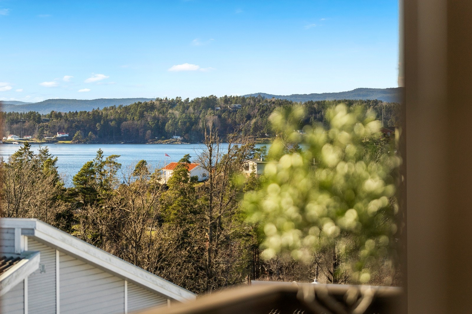 Nydelig utsikt mot fjorden. Galleribilde
