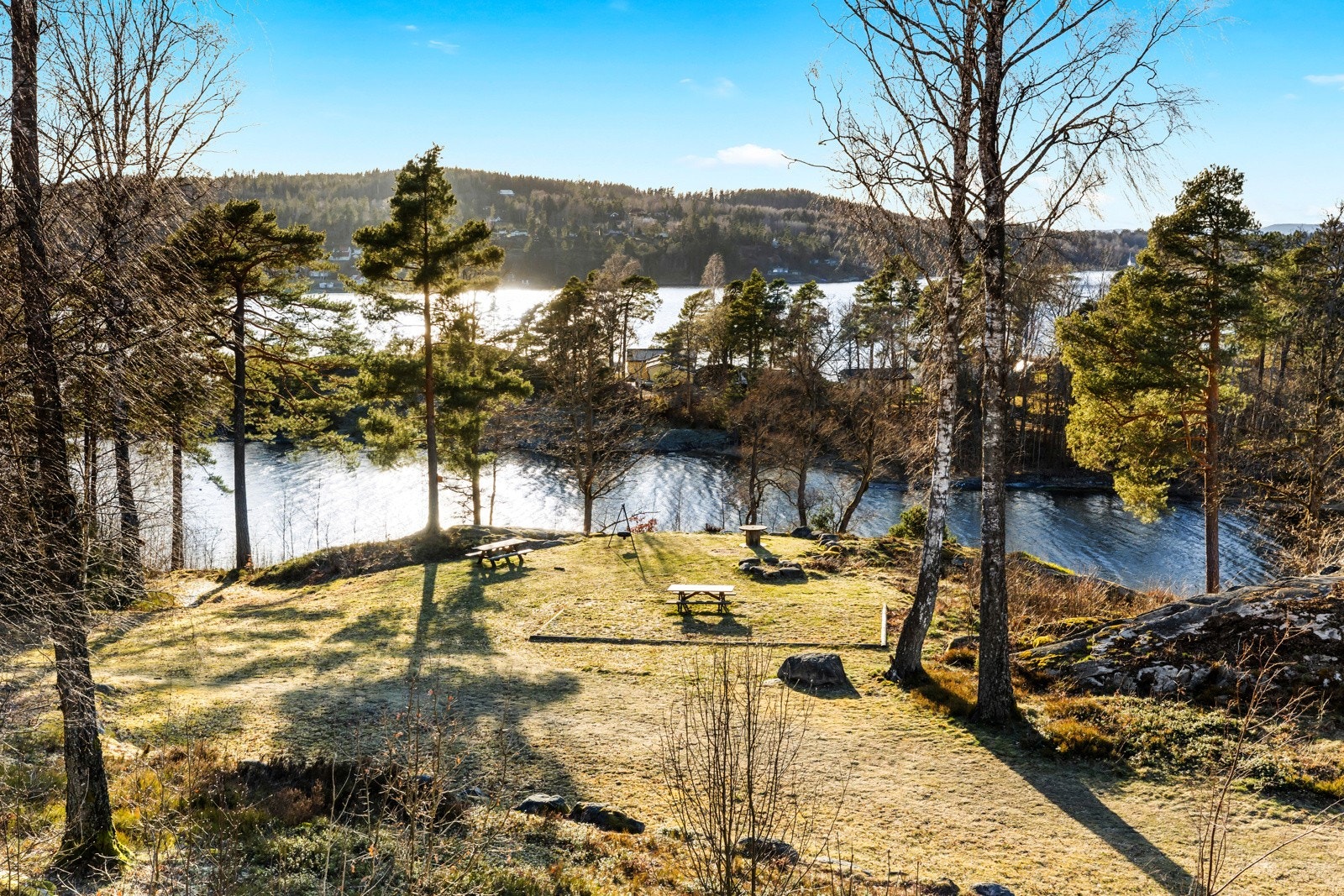 Det er grøntområder rundt og i mellom bebyggelsen, og tomten gir et preg av "grønne omgivelser". Galleribilde