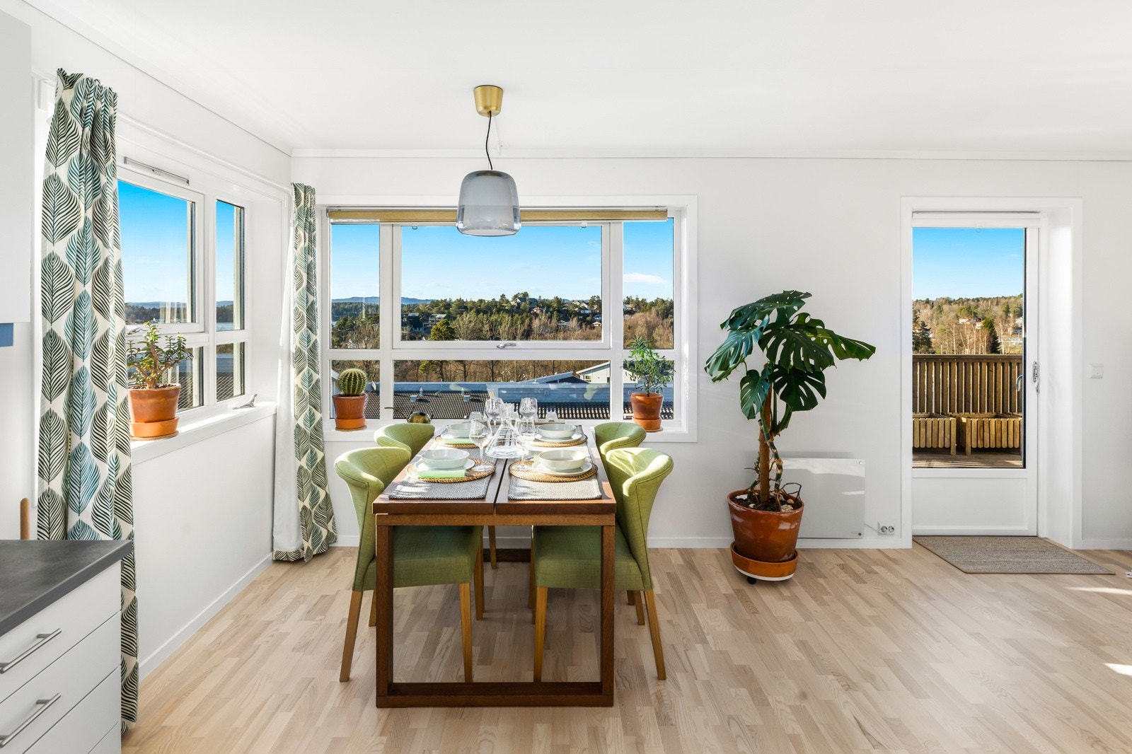 Hvitevarene består av frittstående komfyr, kjøl/fryseskap og underbygget oppvaskmaskin. Galleribilde
