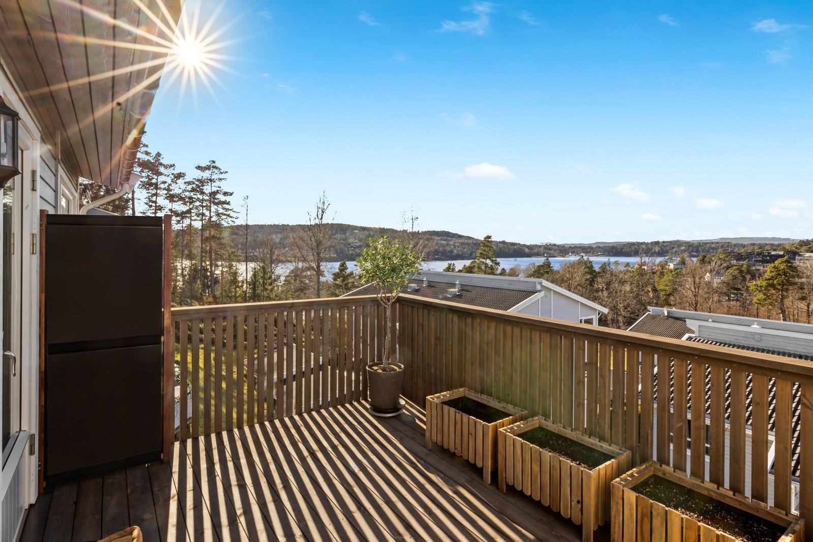 Verandaen er på hele 11 m² og den har flott utsikt mot fjorden. Galleribilde