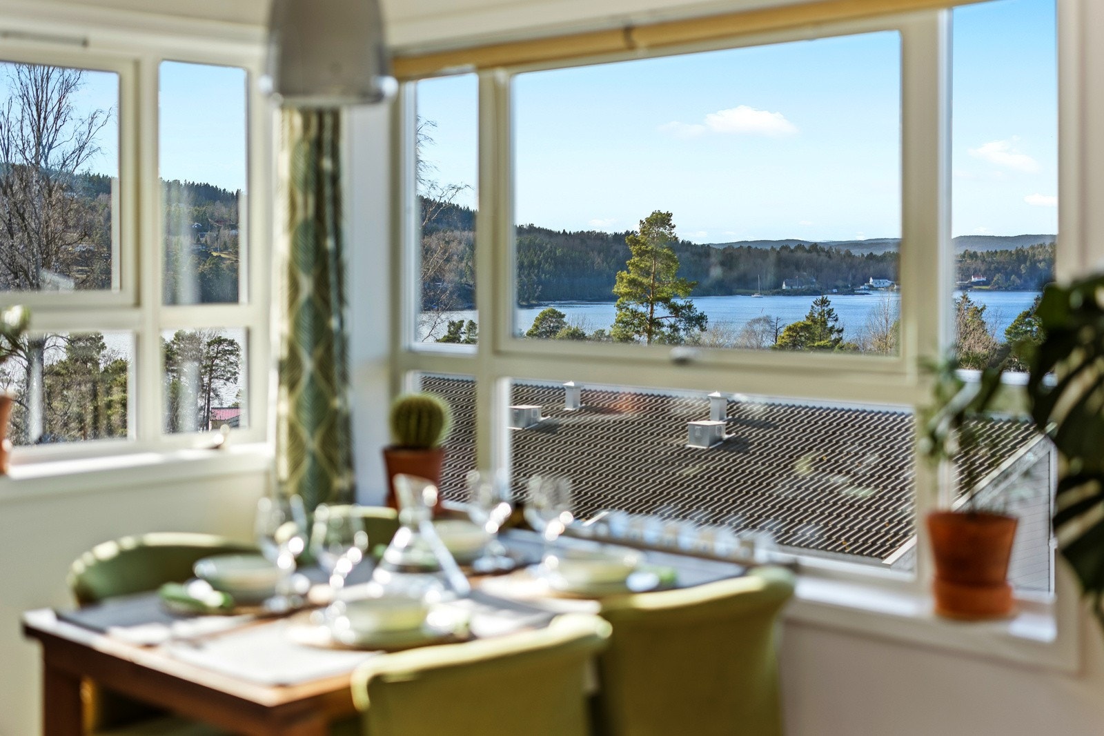 Velkommen til Dragkistelia 8A. En pen endeleilighet med flotte sol og utsiktsforhold. Galleribilde
