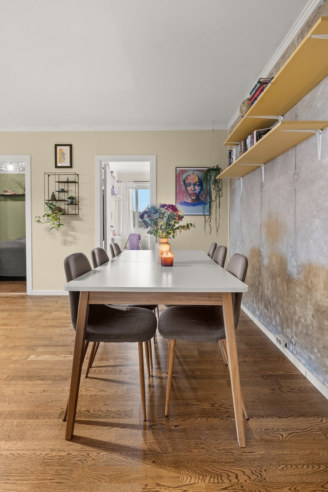 Sosial og åpen stue med plass til flere soner Galleribilde