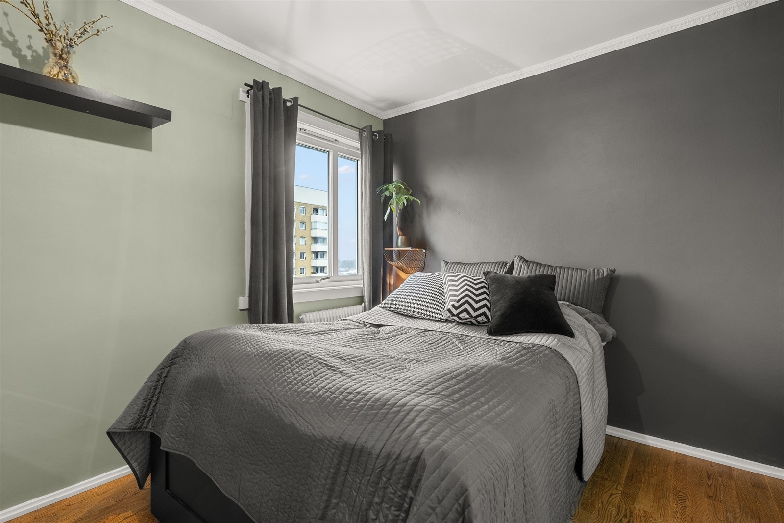 Rommet er vendt ut mot rolige grøntarealer og gir muligheter for flere bruksområder Galleribilde