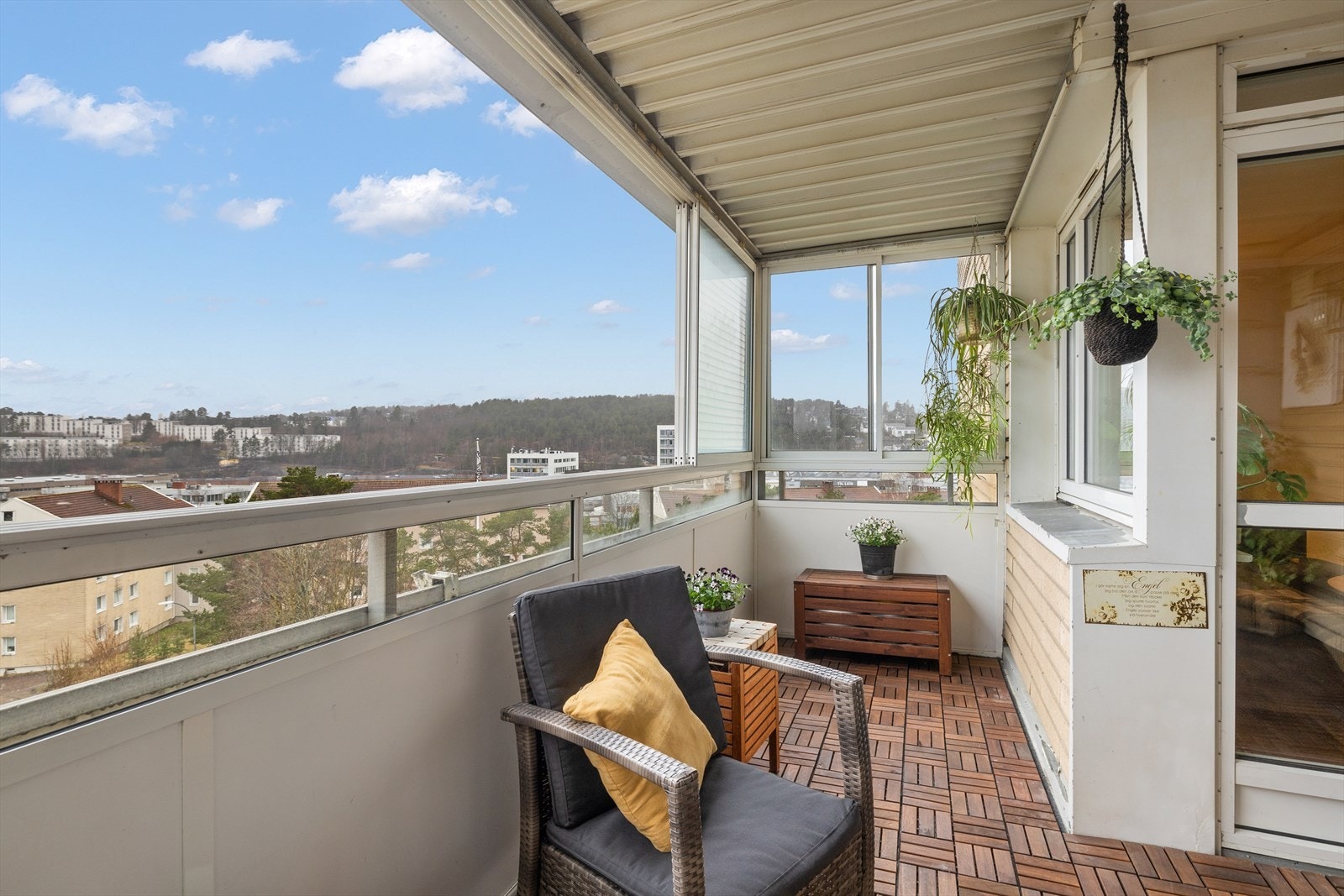 Balkongen er solrik og her nyter man sol fra tidlig formiddag og til kvelden på sommerstid Galleribilde