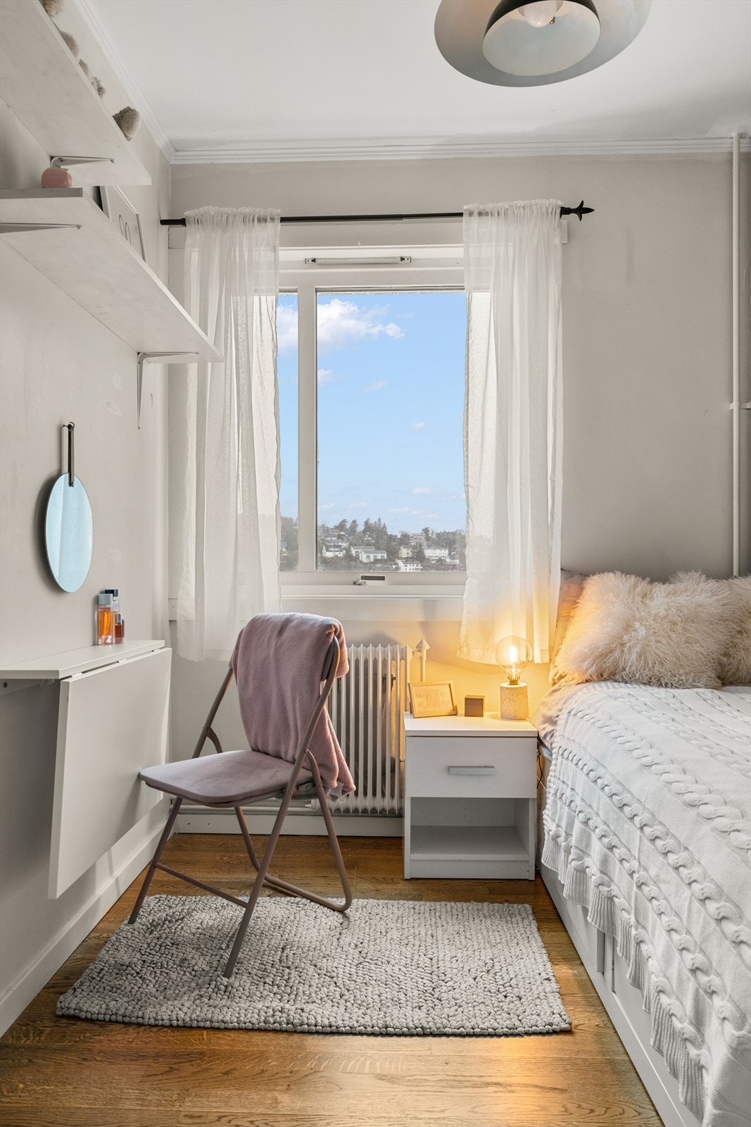 Rommet er vendt ut mot rolige omgivelser, og passer perfekt som gjesterom, barnerom eller kontor Galleribilde