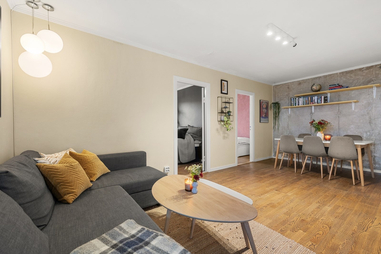 Det er god plass til både sofagruppe og spisegruppe Galleribilde