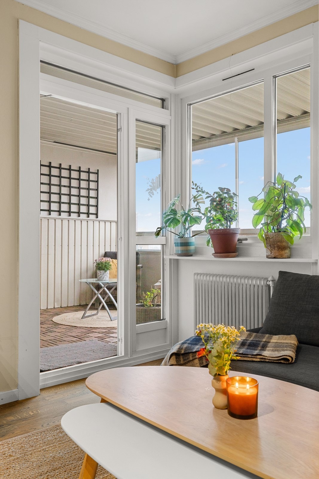 Leiligheten ligger usjenert til i 10. etasje med solrik balkong og fantastisk utsikt Galleribilde