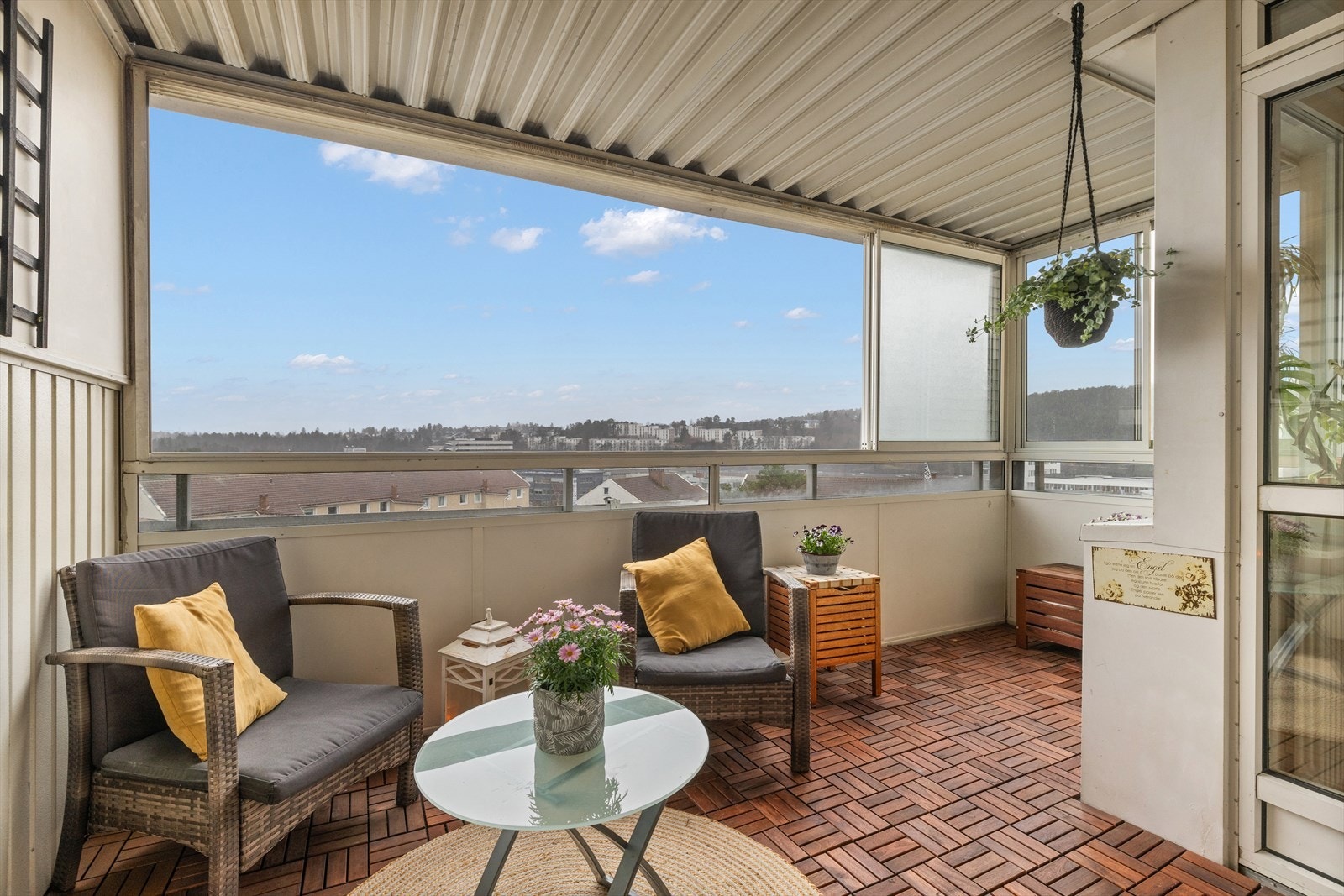 Sørvendt romslig balkong på 12 kvm med meget gode solforhold Galleribilde