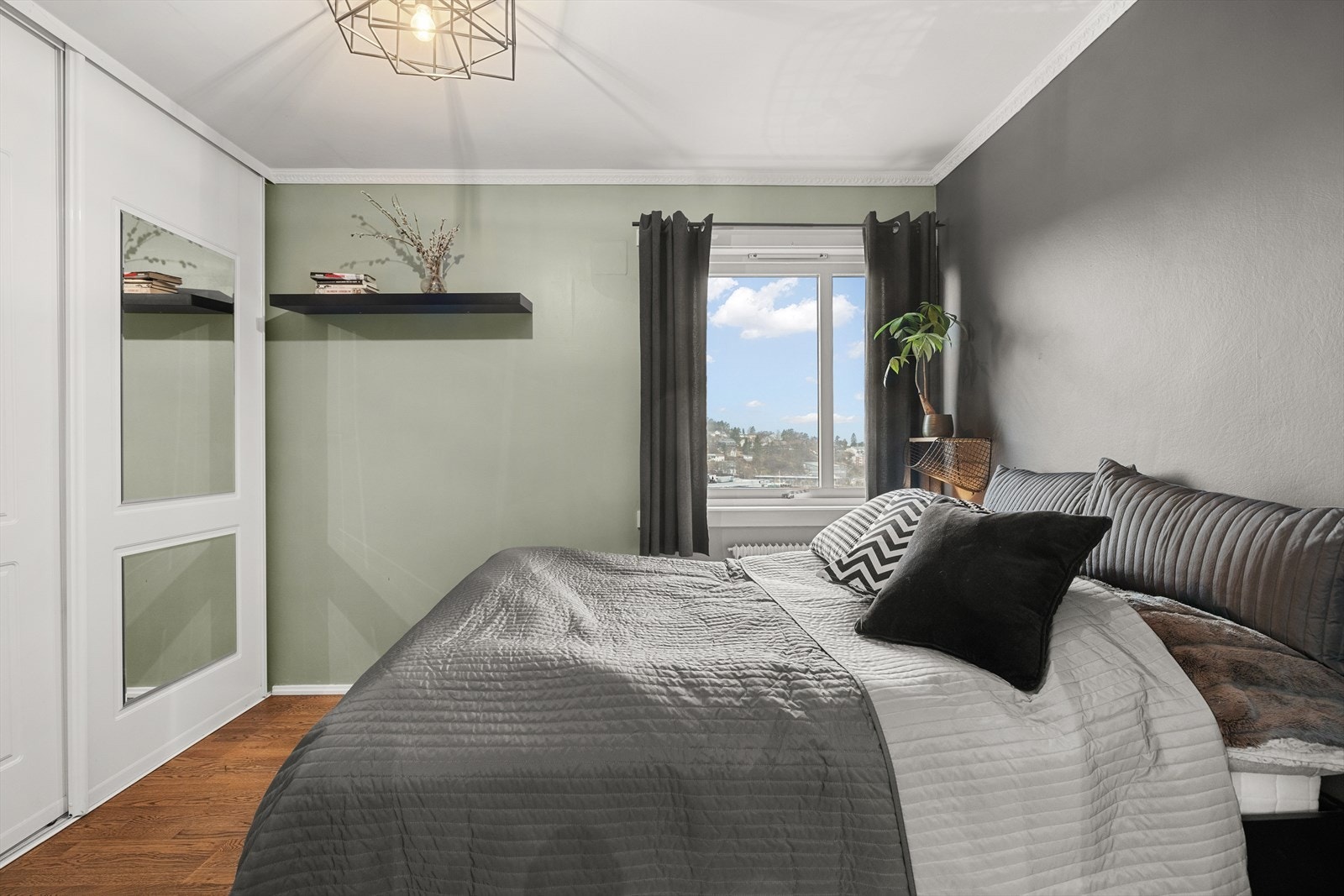 Hovedsoverommet | Her er det god plass til en romslig dobbeltseng med tilhørende nattbord Galleribilde