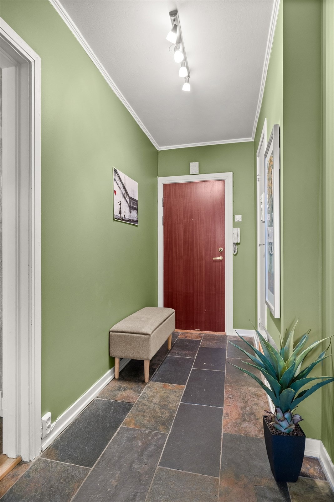 Leiligheten disponerer to boder på 2,75 kvm og 2,70 kvm med rikelig av lagringsplass Galleribilde