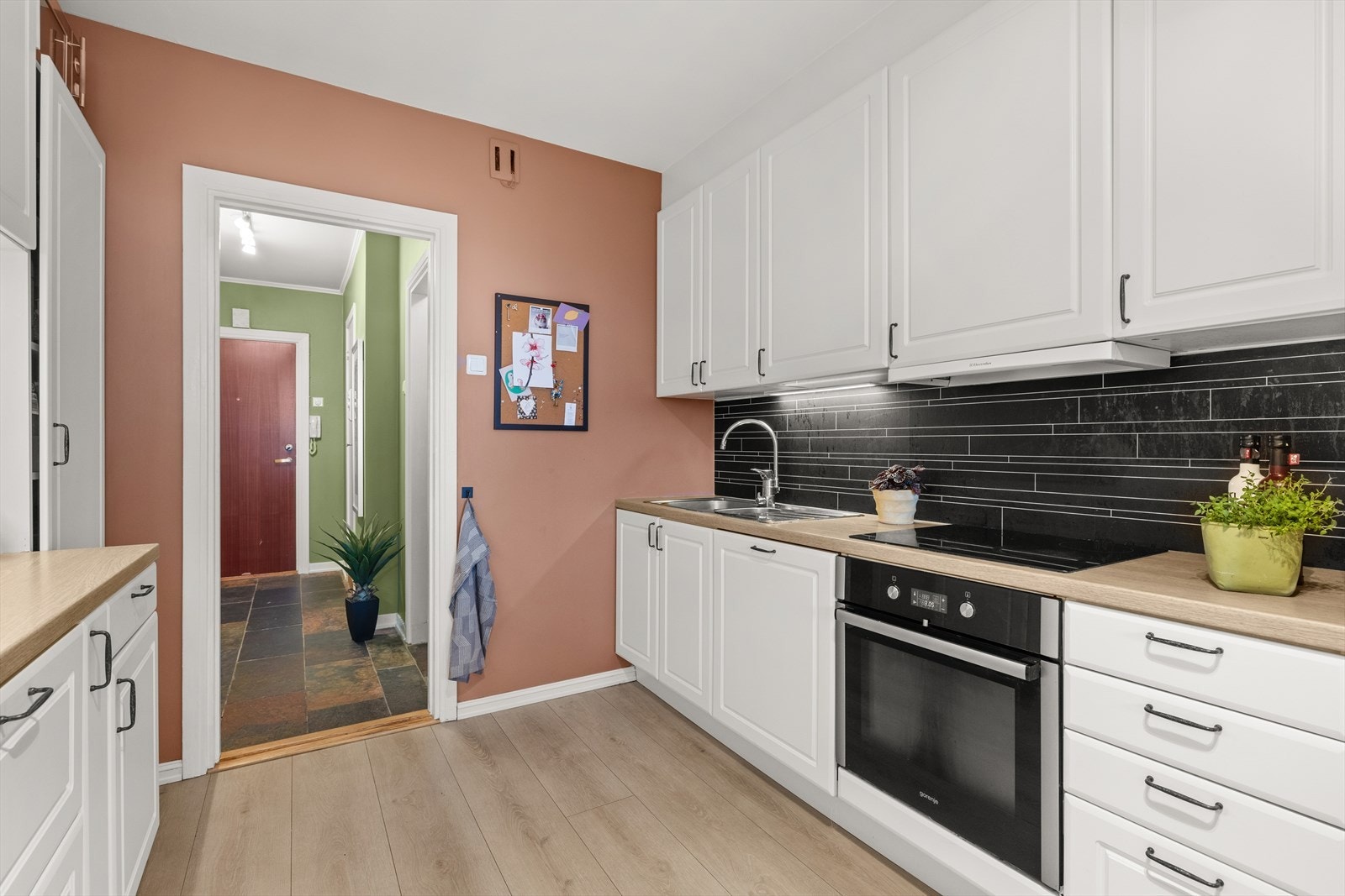 Det er godt med oppbevaringsplass i over- og underskap. Kjøkkenplate, gulv og fronter på kjøkken fra 2021/22 Galleribilde