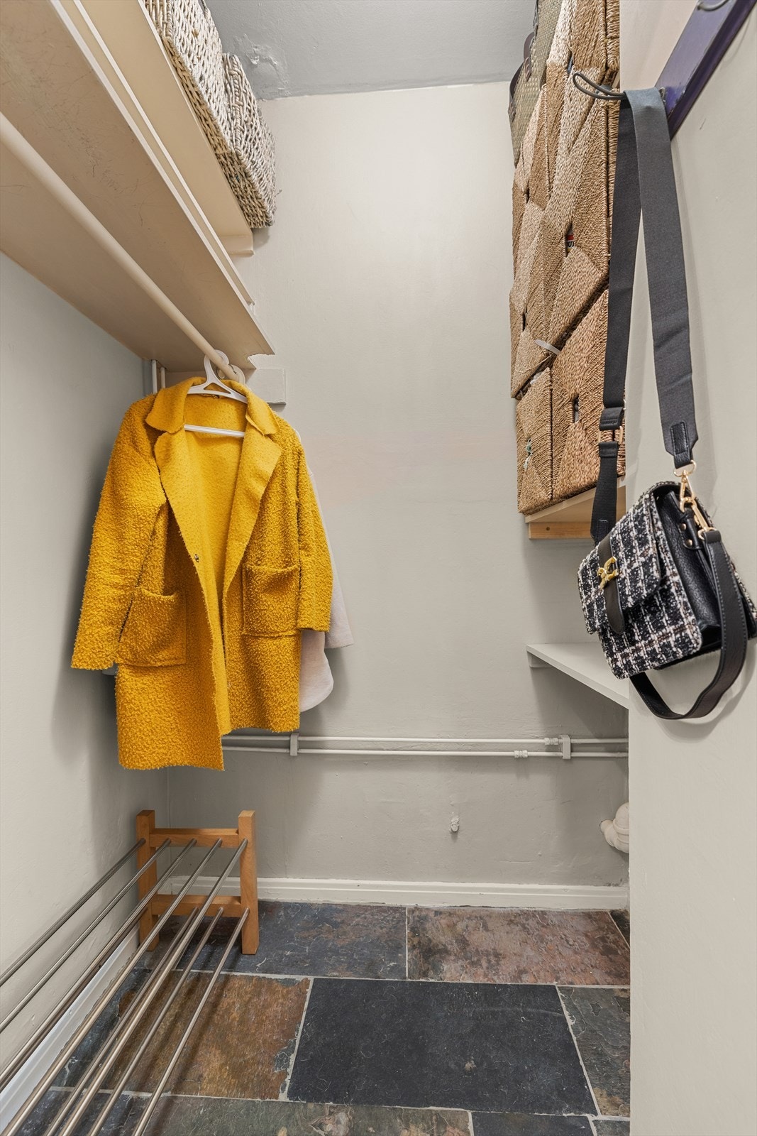 Praktisk innvendig bod med god lagringsplass Galleribilde