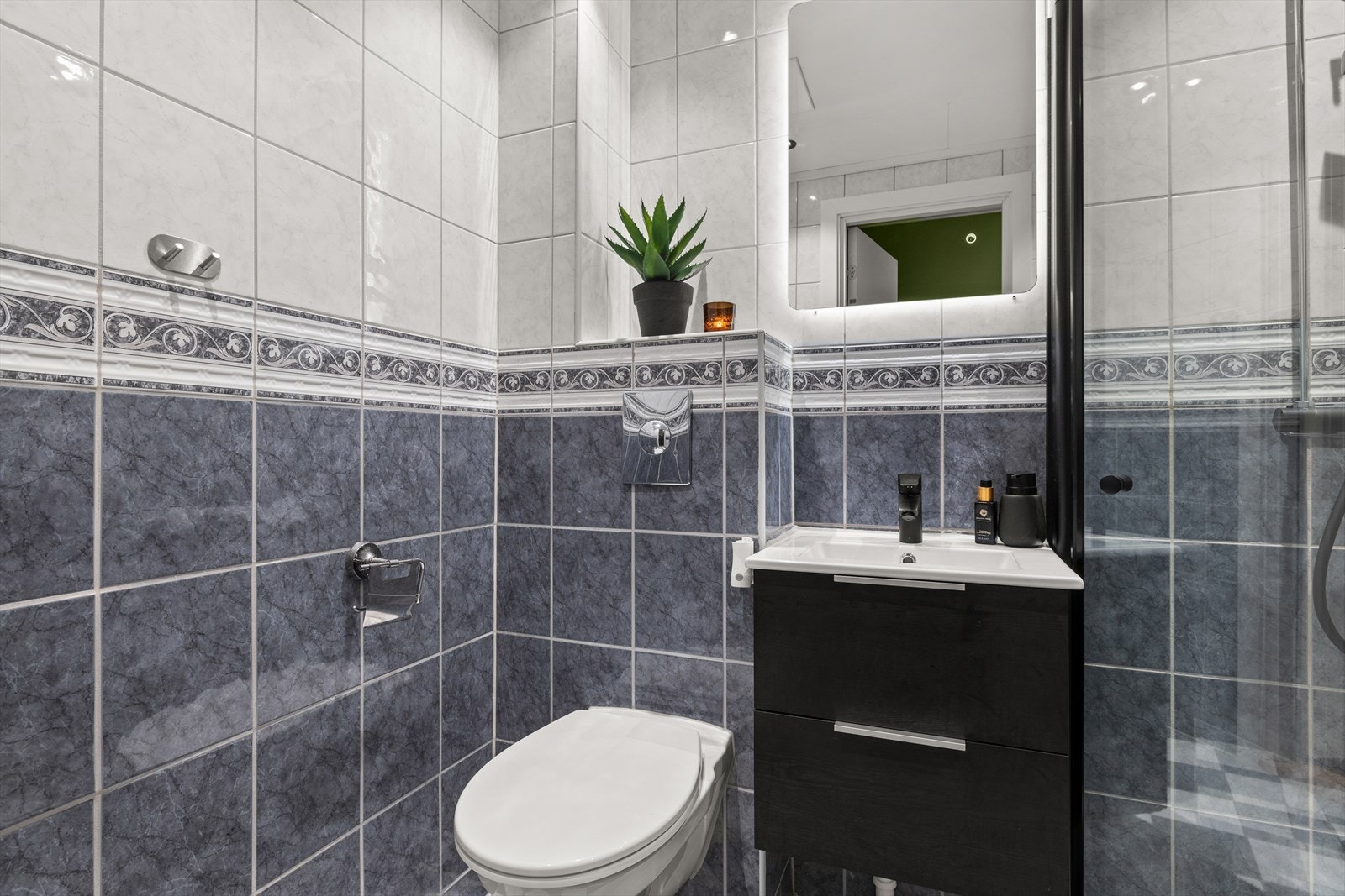 Baderommet | Pent flislagt bad pusset opp i regi av borettslaget i 2006, samt ny baderomsinnredning fra 2022 Galleribilde