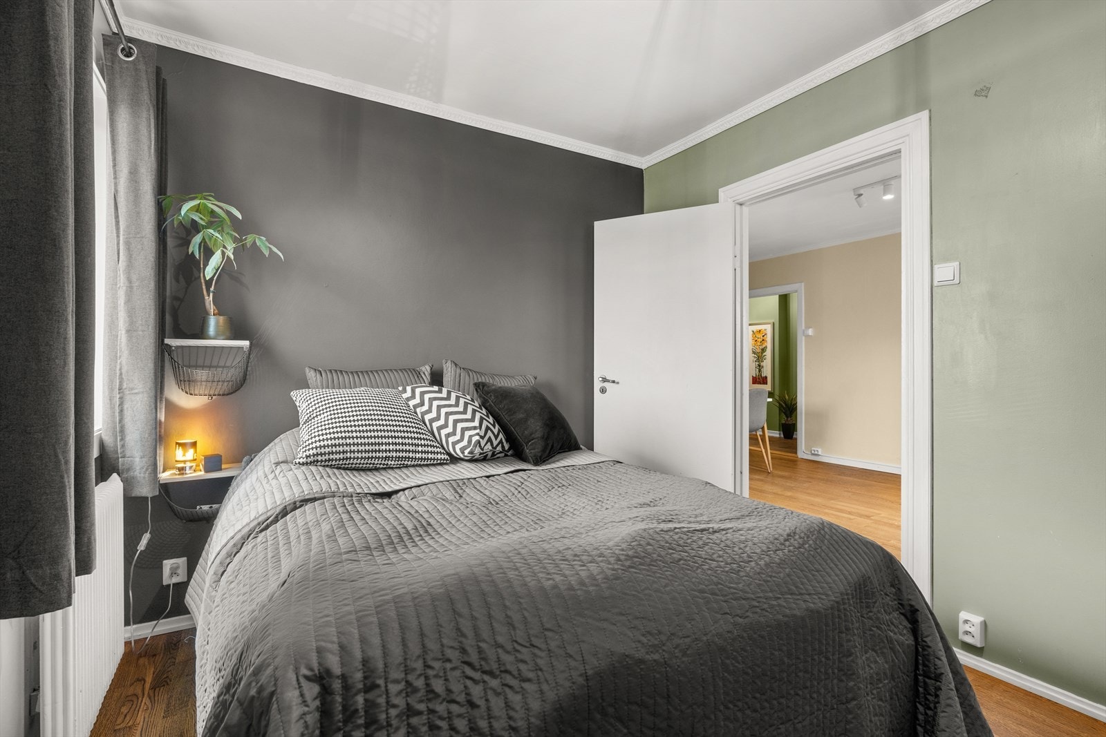 Hovedsoverommet har godt med lagringsplass i praktisk skyvedørsgarderobe Galleribilde