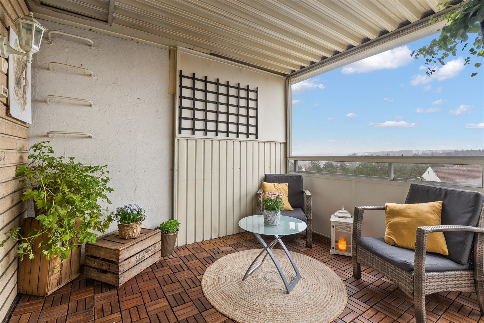 Fra stuen er det direkte adkomst til solrik balkong med lite innsyn Galleribilde