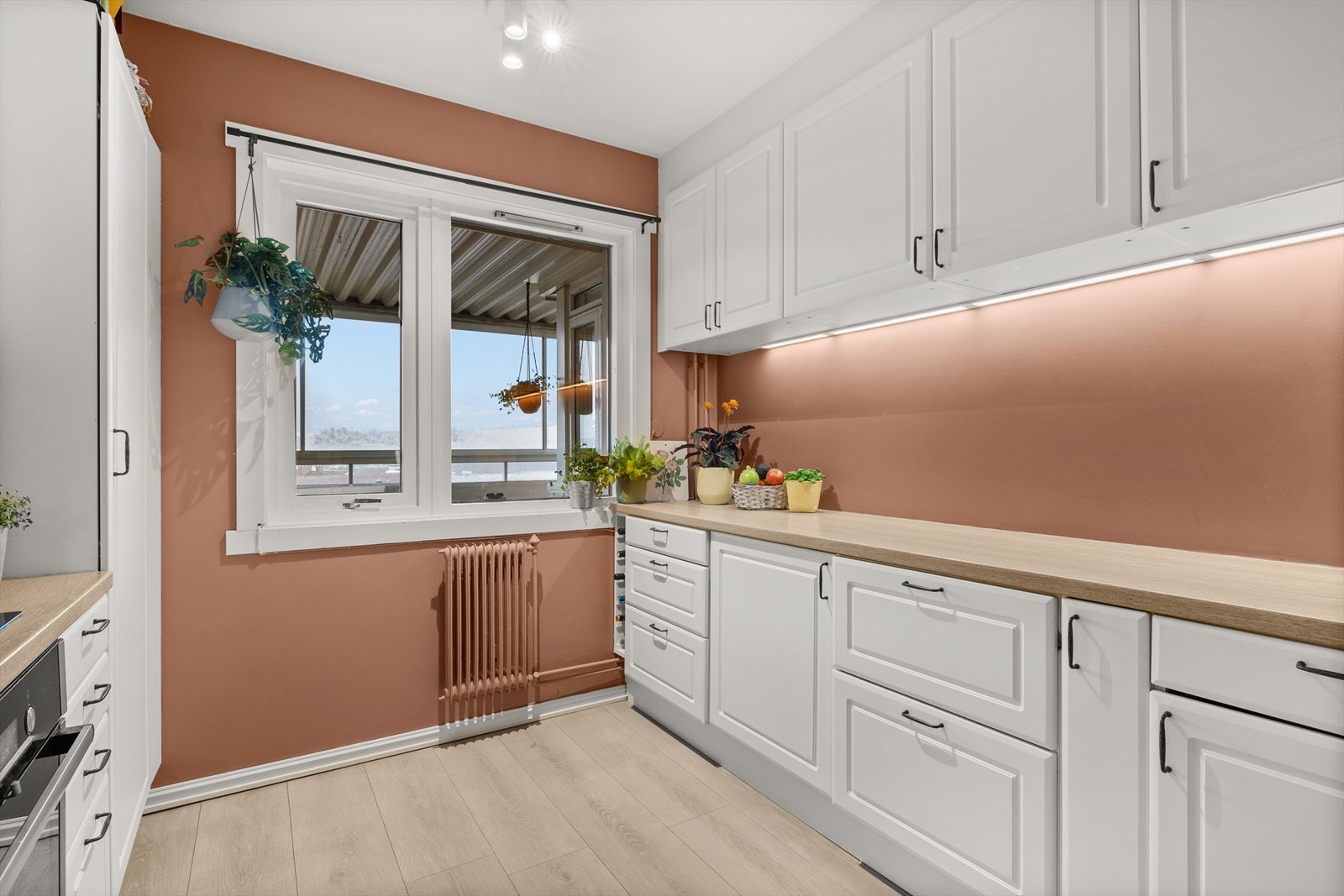 Innbydende og tidløst kjøkken med rikelig av skap- og benkeplass og integrerte hvitevarer Galleribilde