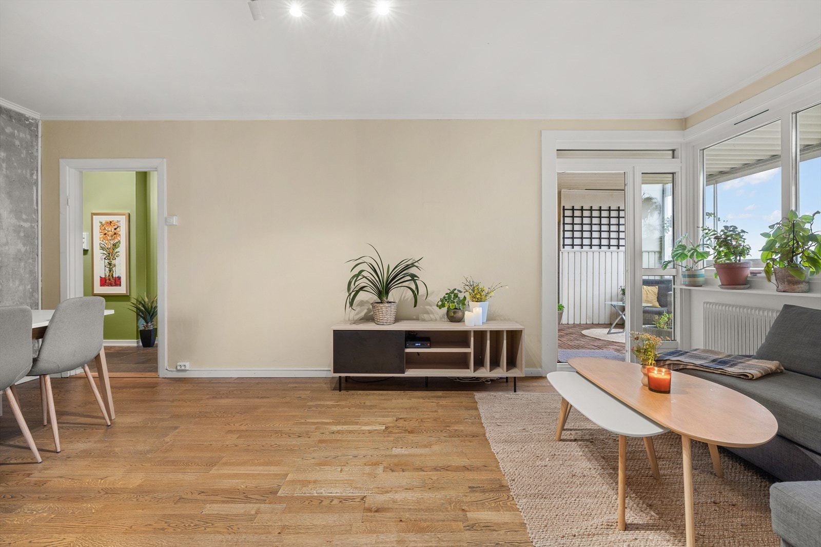 Lys og luftig stue med meget gode lys- og solforhold Galleribilde