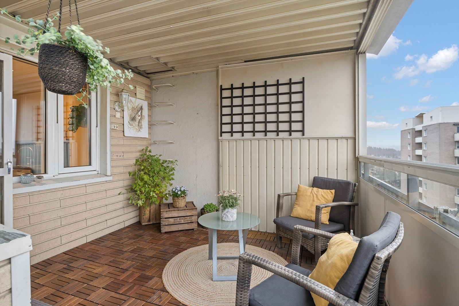 Balkongen er innglasset som gir en lun og hyggelig atmosfære Galleribilde