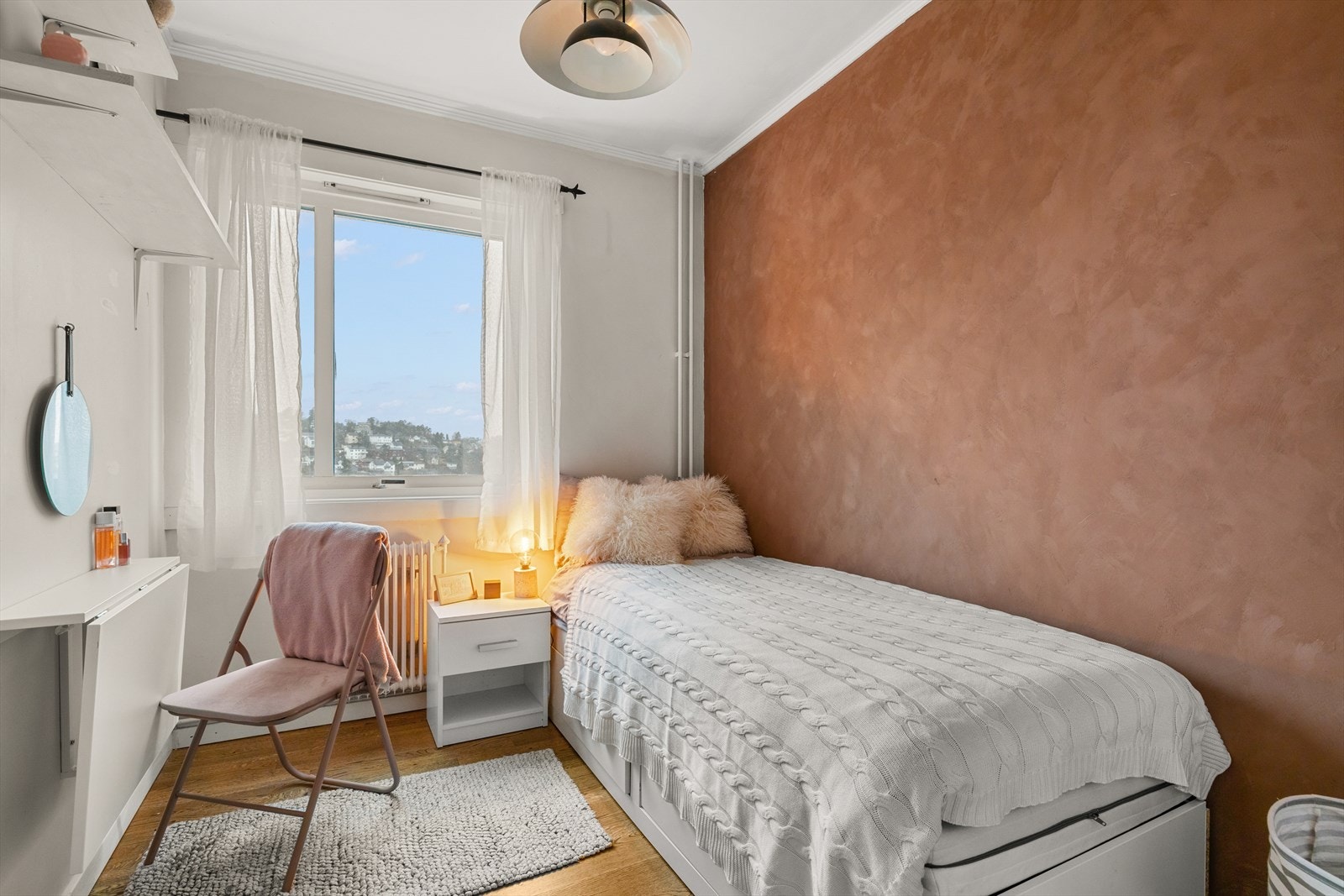 Soverom II | Et innholdsrikt soverom med plass til seng med tilhørende møblement og garderobeløsning Galleribilde