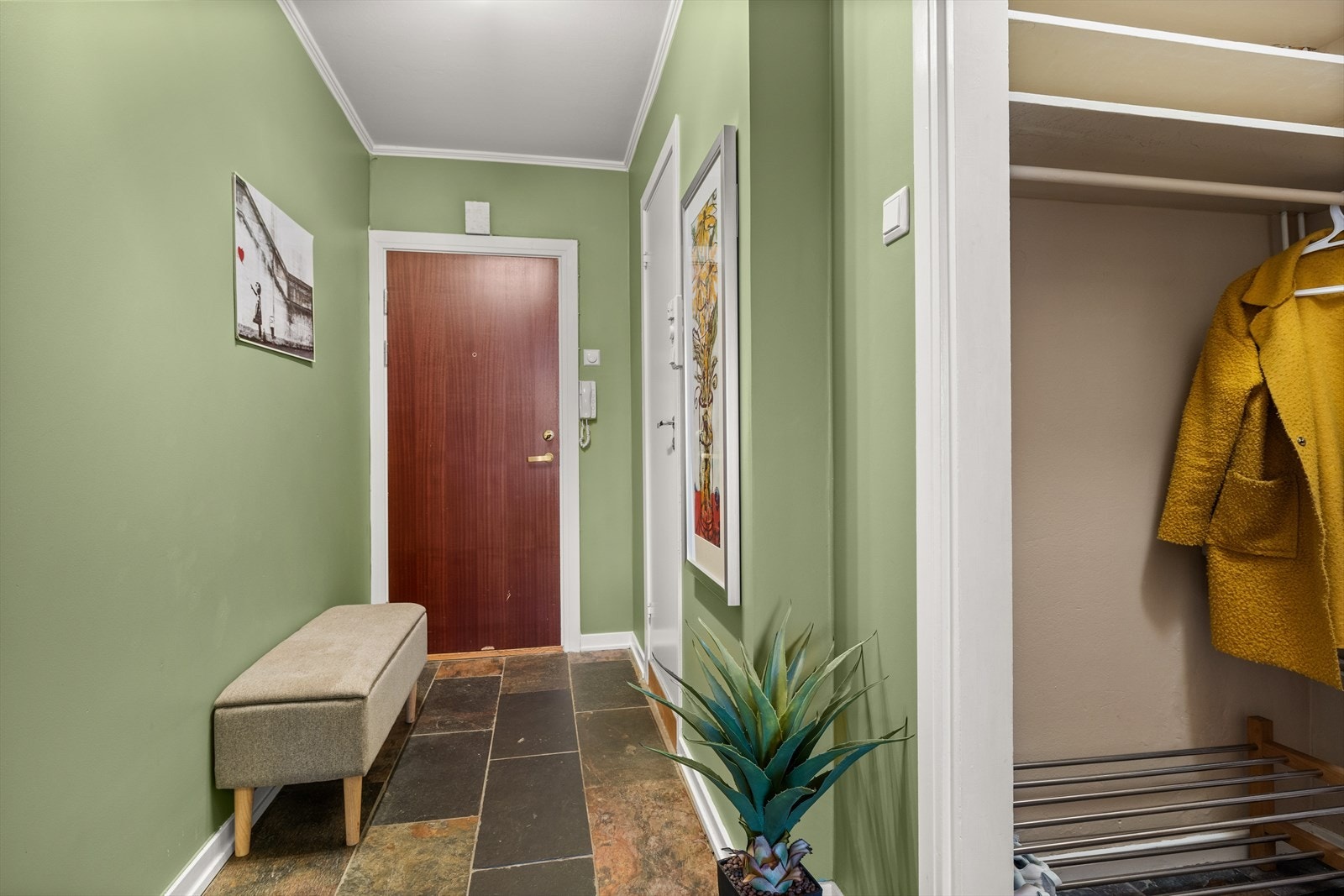 Entrè med plass til oppbevaring av sko og yttertøy Galleribilde