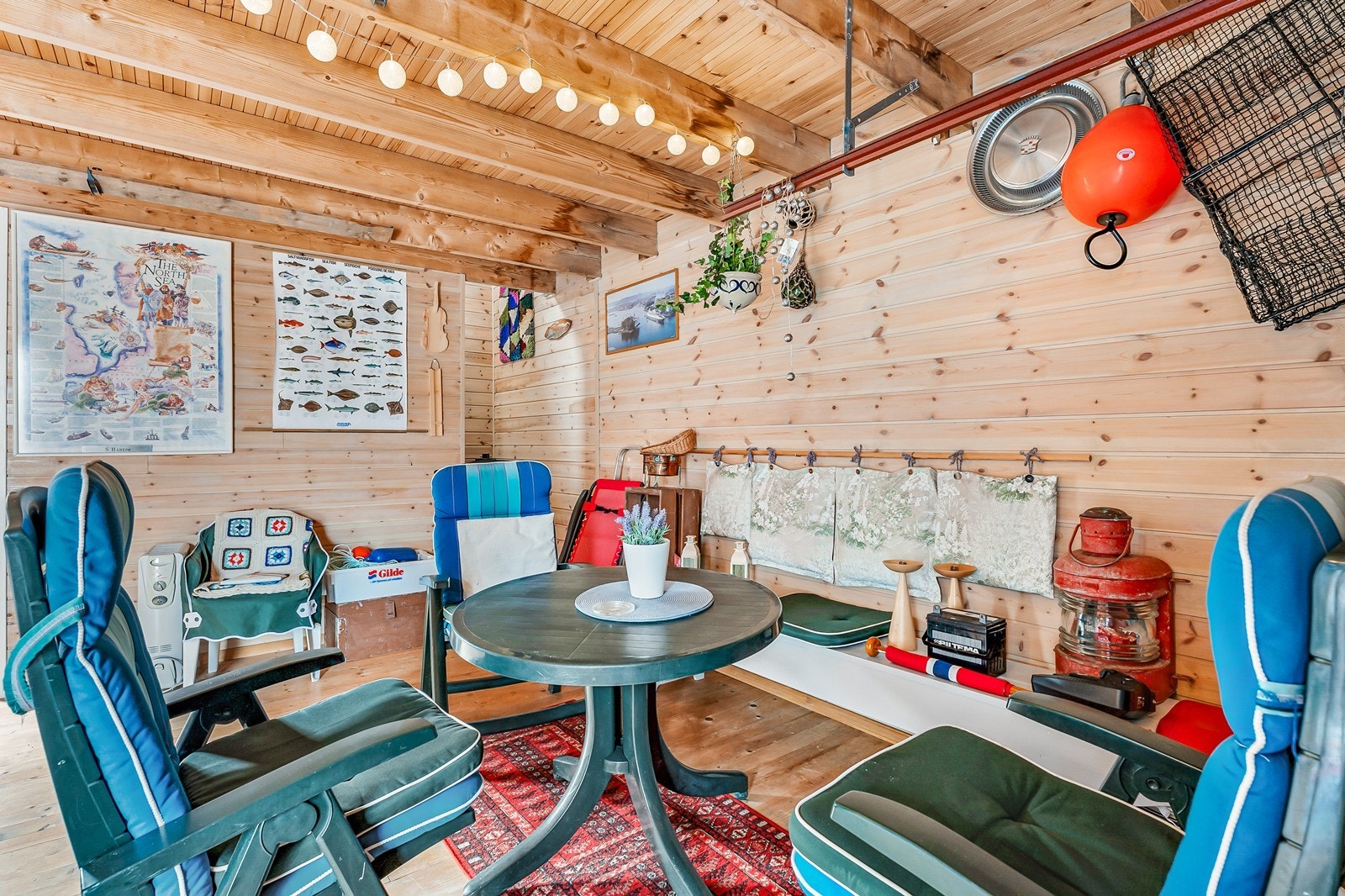 Bak stuen går det trapp opp til naustets loft. Galleribilde