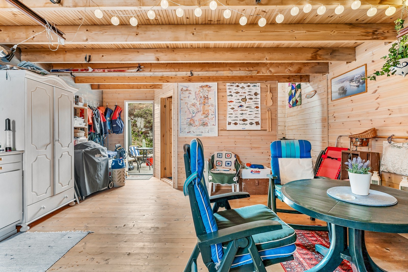 På baksiden av naustet er det adkomst ut til terrasse på 10 kvm. Like ved døren ligger det en innvendig bod. Galleribilde